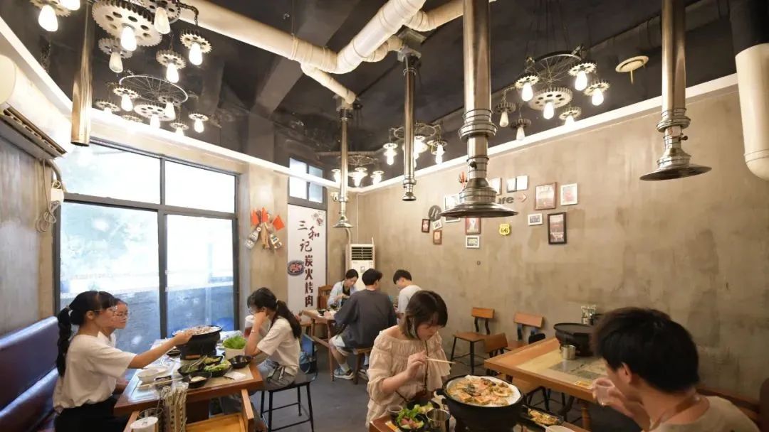 被树挡住的烤肉店,后续来了!老板怒开第二家店,还是被树挡住?网友:你是懂设计的…