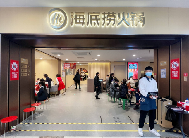 &ldquo;卷王&rdquo;海底捞，摆摊搞夜市！