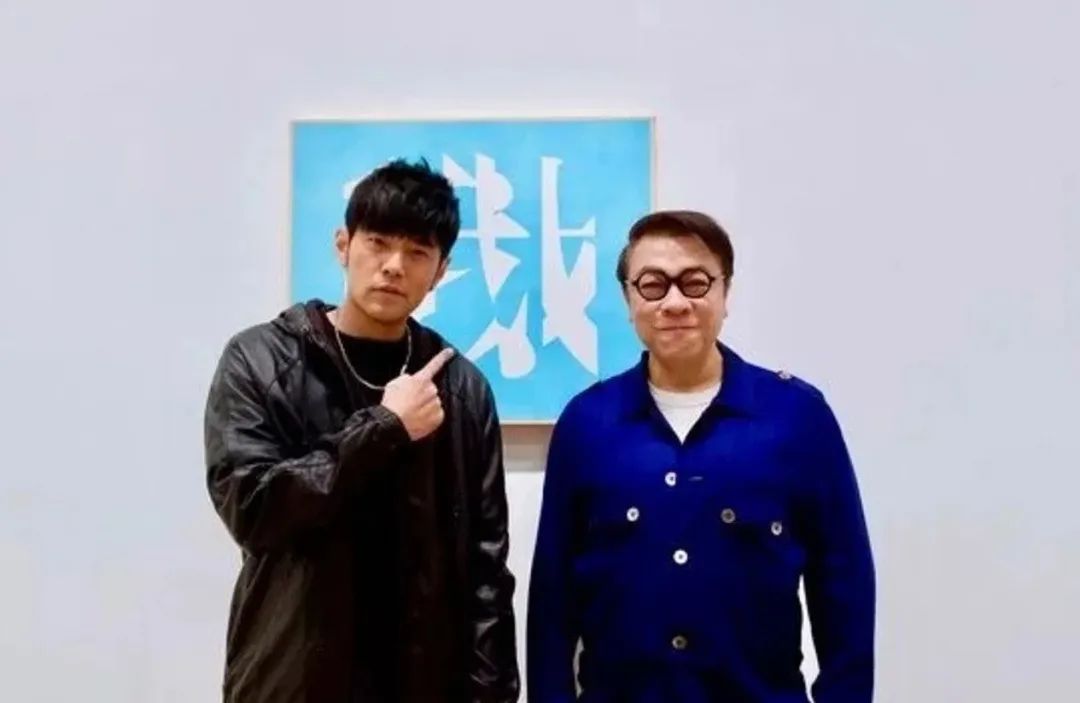 蔡康永开“冤种”艺术展,周杰伦一口气买3张?批发进货式购买,引粉丝不解!网友:看不懂啊,这也算艺术品?