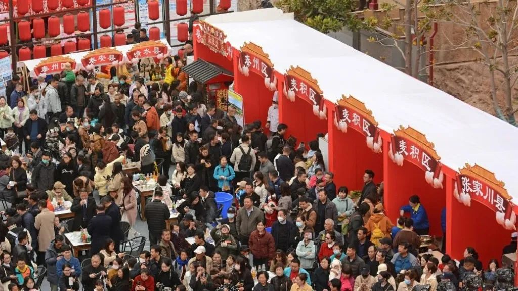 理发店连夜改成麻辣烫,全国吃货“捧花”天水麻辣烫,吃不起可“麻辣贷”