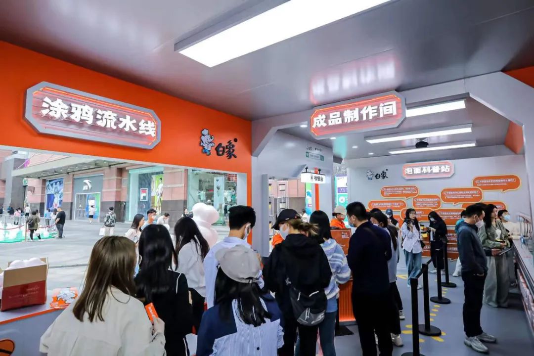 为什么这一届年轻人,都抢着去白象泡面工厂“打工”?