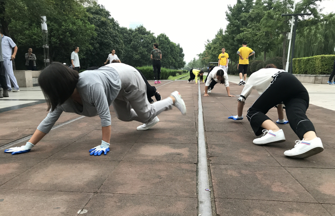 爬行成风潮,大学生迷惑行为大赏