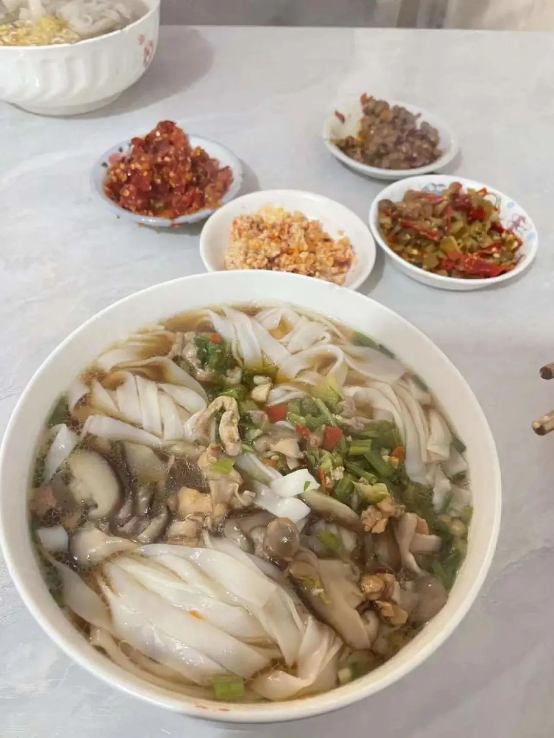 舌尖上的县城：8元麻辣烫，8年没涨价