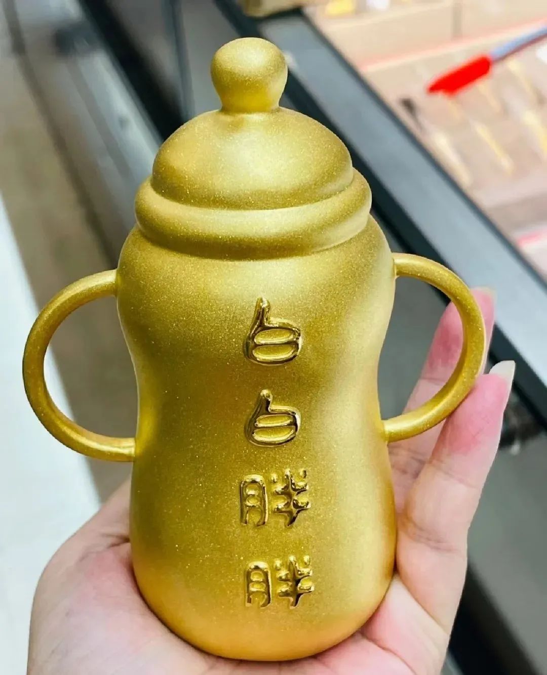 这家“不务正业”的金店,推出“黄金奥特曼”,引90后集体疯抢!网友:黄金做的光!谁还能说我幼稚!