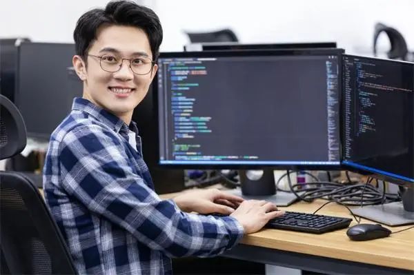 新中产的三个标准出来了,你达到了吗?1、学历本科以上;2、年收入33万以上;3、家庭净资产496万。