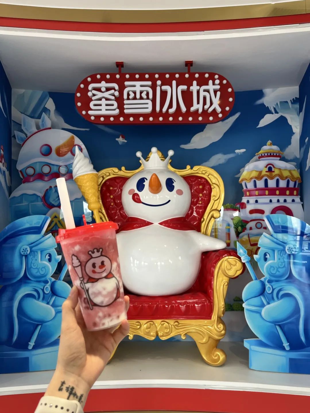 又土又嗨!蜜雪冰城造了“雪王城堡”,还没建成,就被疯狂打卡!网友:更符合中国人体质的迪士尼!