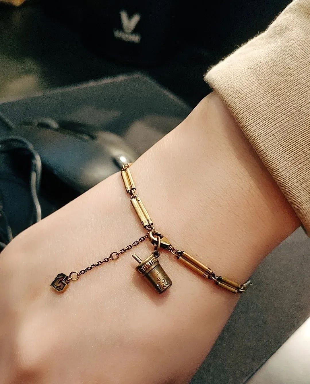 这家“不务正业”的金店,推出“黄金奥特曼”,引90后集体疯抢!网友:黄金做的光!谁还能说我幼稚!