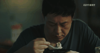 杀疯了！张颂文一周上了16个热搜，卖鱼佬彻底火了！网友：京海版教父！