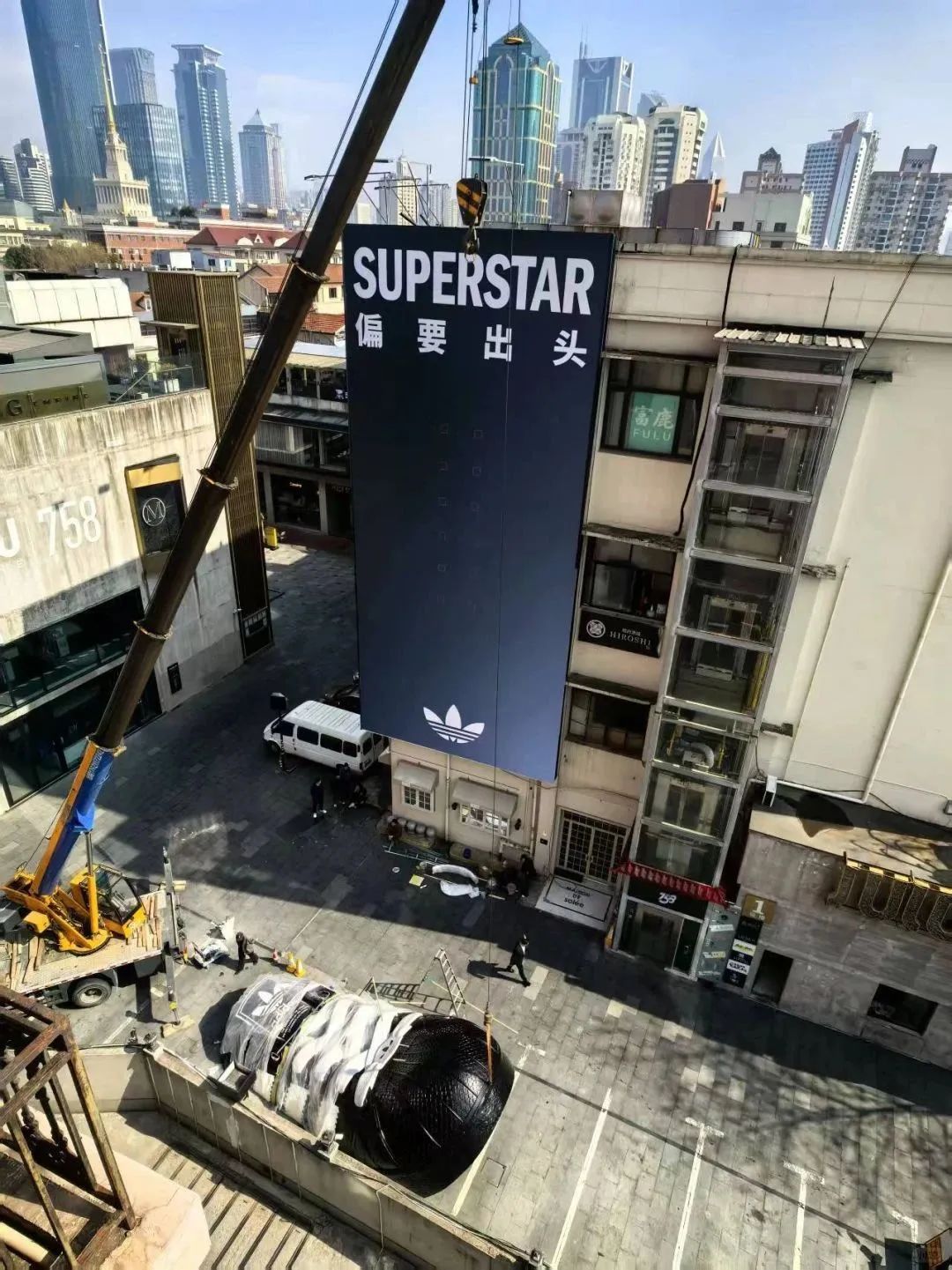 比&ldquo;无码裸胸照&rdquo;还炸裂，阿迪达斯户外广告又刷屏！