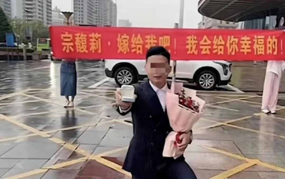 上千位捞男跪求宗馥莉“选妃”,娃哈哈蚌埠住了