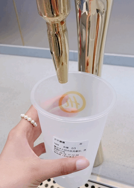 卡塔尔土豪也来海底捞了?让生日趴“社死”再升级!网友:除了寿星,其他人都好高兴!