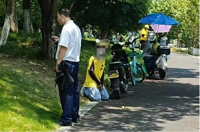 外卖员下跪事件,全网围剿美团!