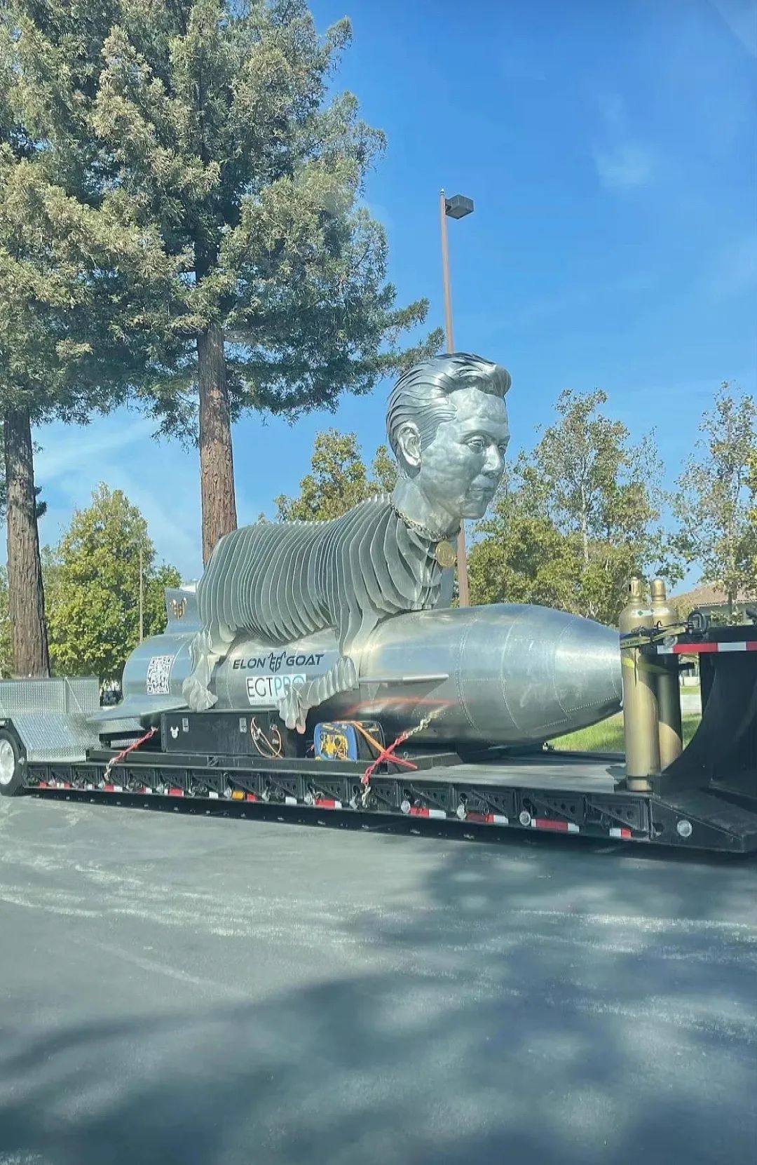 疯了!马斯克粉丝花419万,耗时700小时为偶像建雕塑,又丑又辣眼睛!网友:这不是我的毕设吗?
