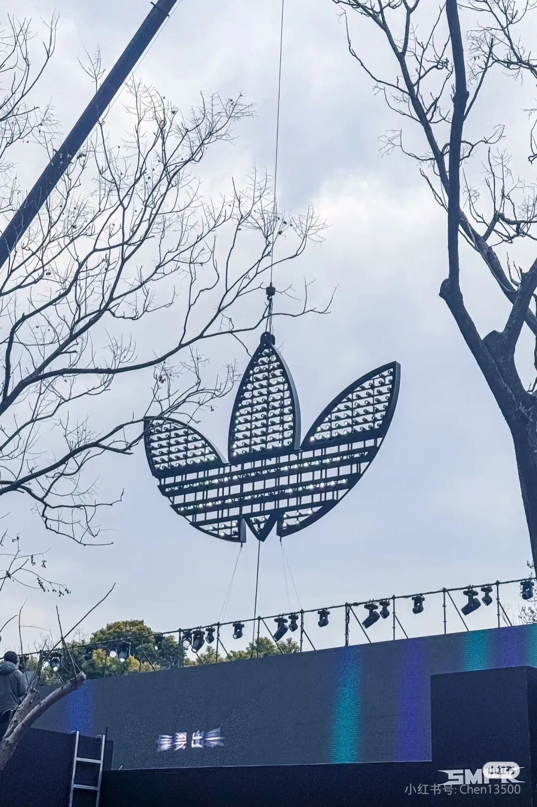 比&ldquo;无码裸胸照&rdquo;还炸裂，阿迪达斯户外广告又刷屏！