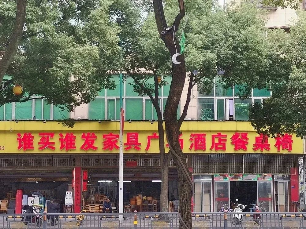 品牌“擦边”平替爆火,爱马仕看傻眼......