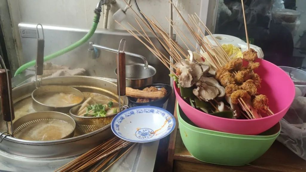 理发店连夜改成麻辣烫,全国吃货“捧花”天水麻辣烫,吃不起可“麻辣贷”