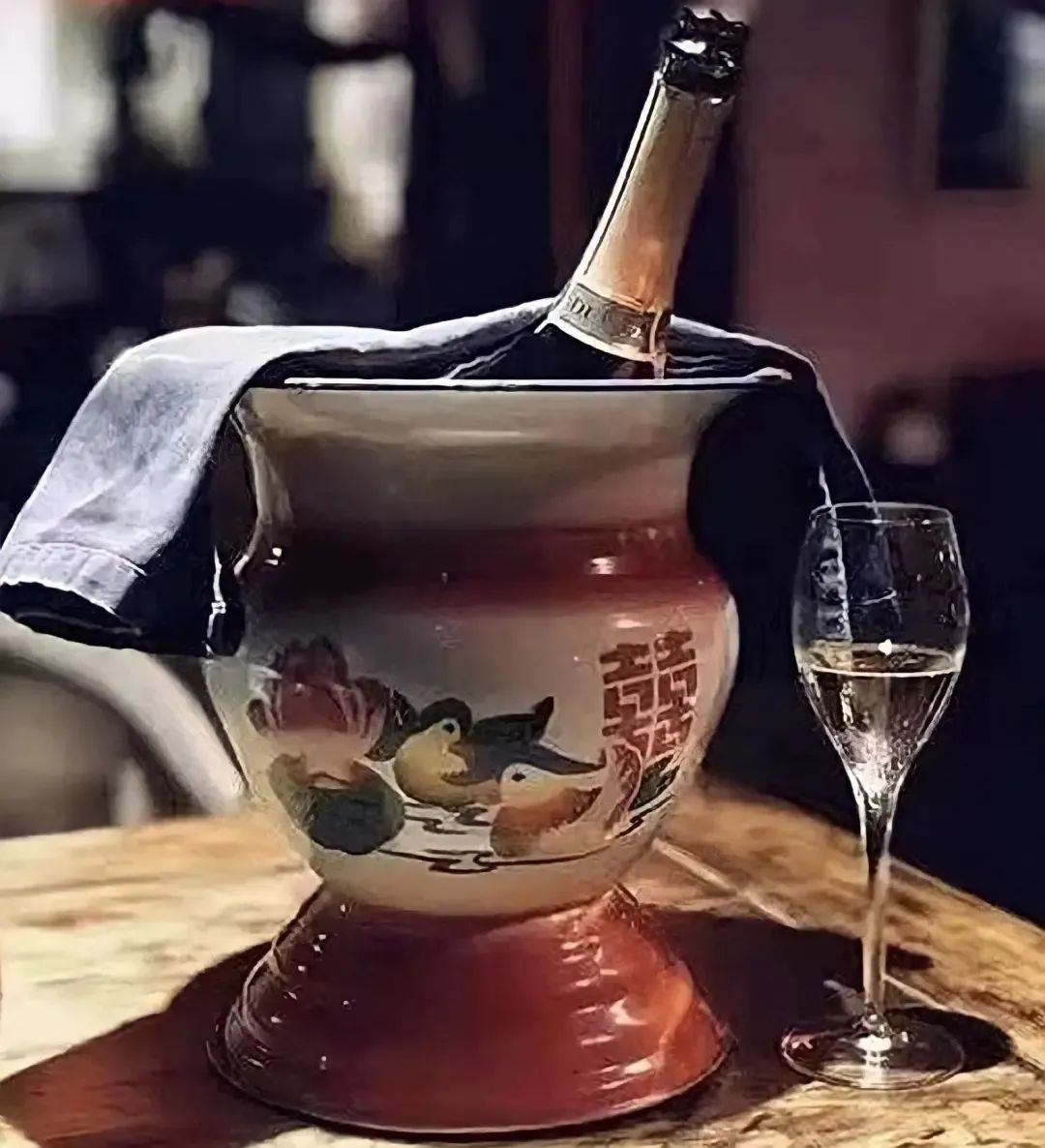 霸王茶姬“巴黎奥运会”周边好炸裂!网友:像尿壶