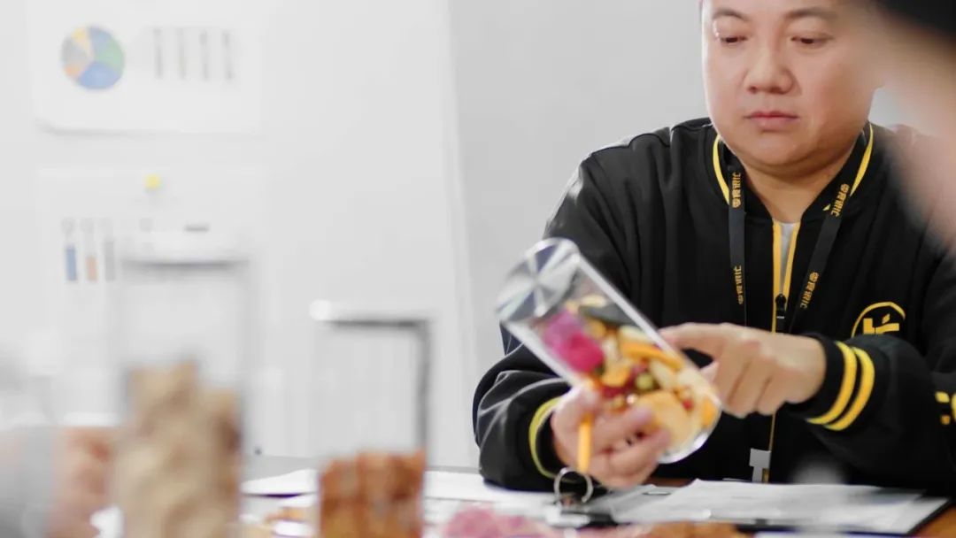 零食很忙官宣张艺兴代言,这场明星+品牌+粉丝的三方共振不简单