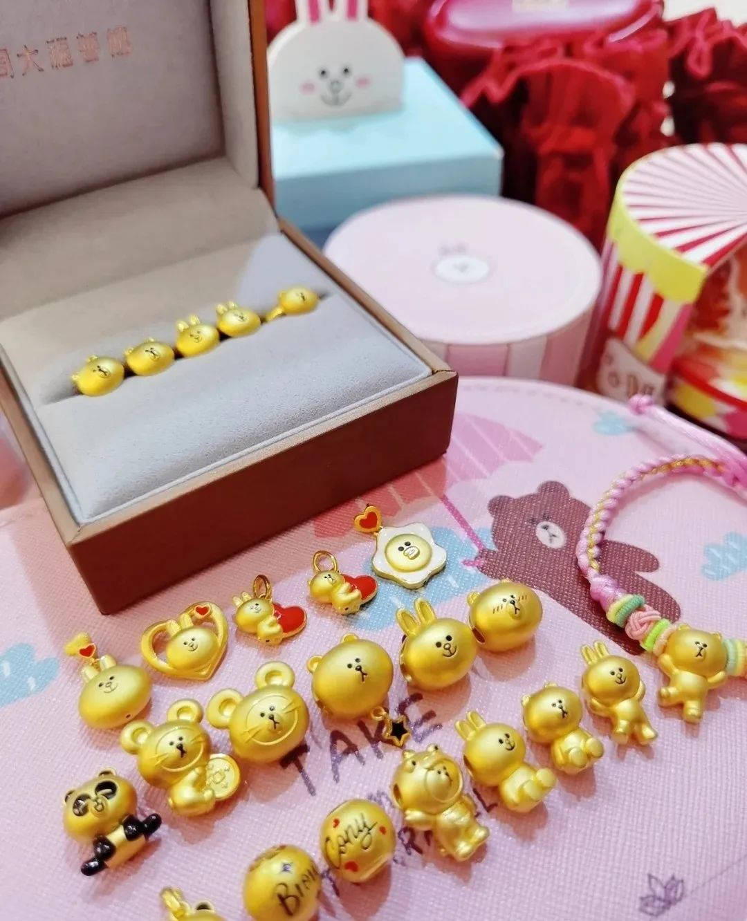 这家“不务正业”的金店,推出“黄金奥特曼”,引90后集体疯抢!网友:黄金做的光!谁还能说我幼稚!