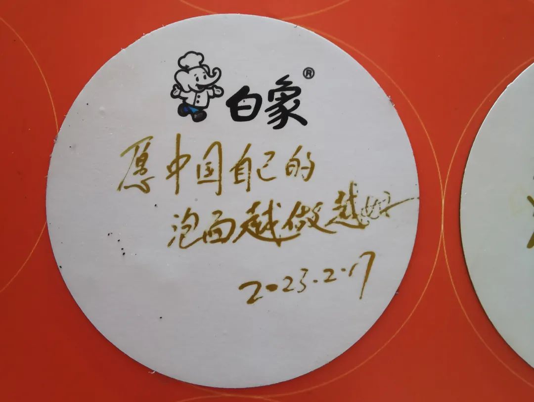 为什么这一届年轻人,都抢着去白象泡面工厂“打工”?