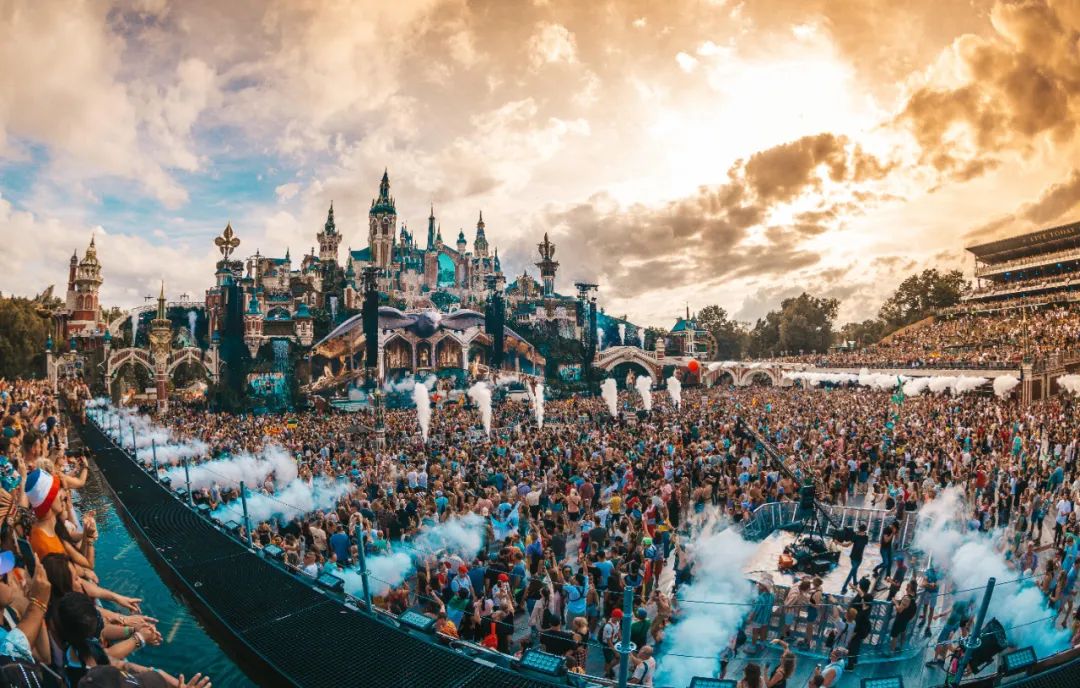百威 x Tomorrowland,用最in的电音节撬动年轻圈层