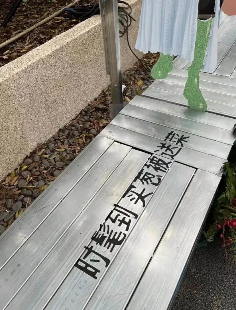 弄堂里办起时装周,小红书太“不正经”了