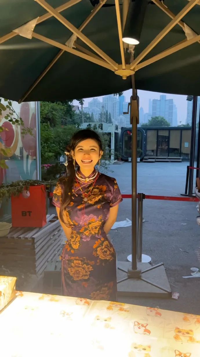 她被生父性侵多年,曾沦为大尺度百万网红,如今靠摊煎饼重生