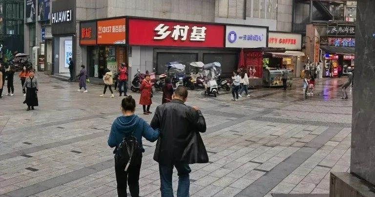 品牌“擦边”平替爆火,爱马仕看傻眼......