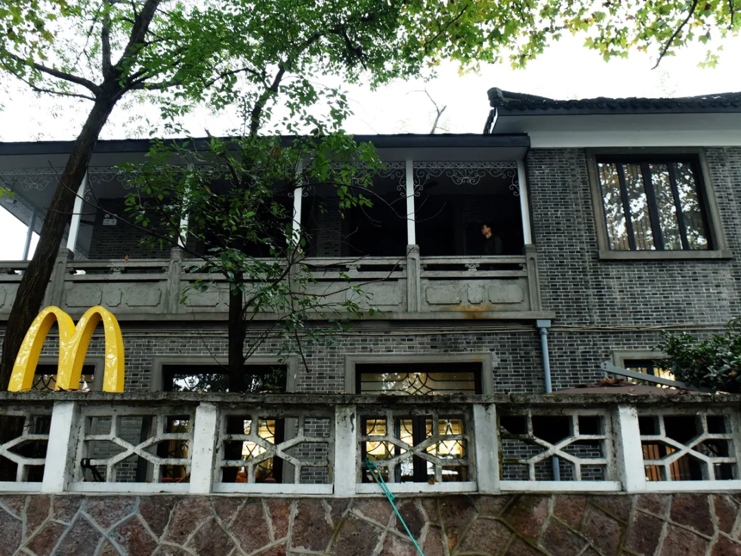 麦当劳喜变“麦当牢”!纯狱风设计,万人围观,堪称快餐建筑界“整活王”!网友:疯狂星期寺都没你狠!