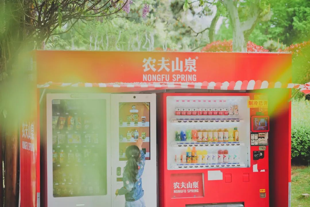 农夫山泉的4550亿,透露着传统行业的趋势