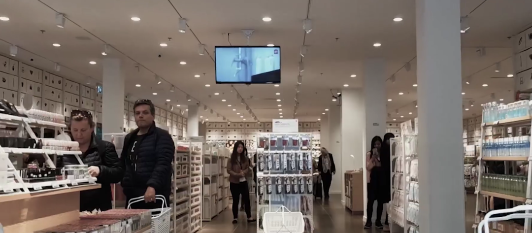 号称“线下拼多多”的名创优品,把海外店开在了爱马仕和老佛爷旁边
