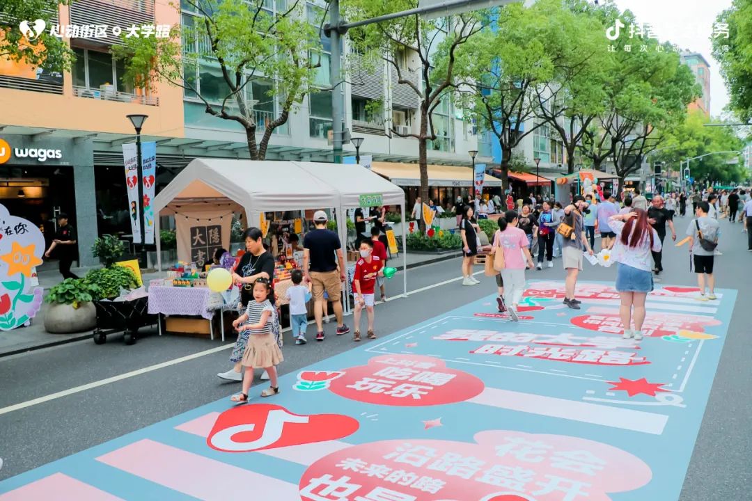 如何让毕业告别充满仪式感？抖音生活服务为毕业生们送上一场&ldquo;街头毕业典礼&rdquo;