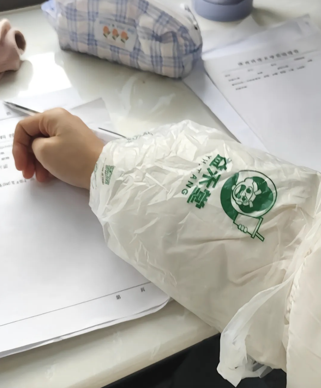 比谁上班穿得恶心,已经成为一门职场显学
