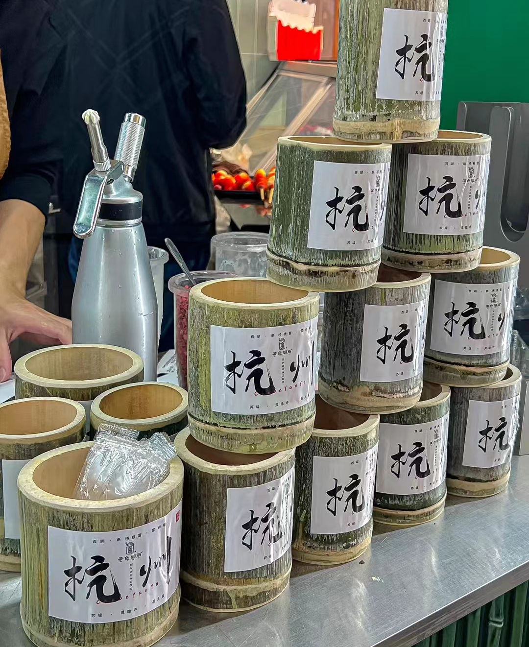 从“流量密码”变成“人人喊打”?火爆全网的竹筒奶茶,翻车了!网友:30块钱买个包装,大冤种啊!