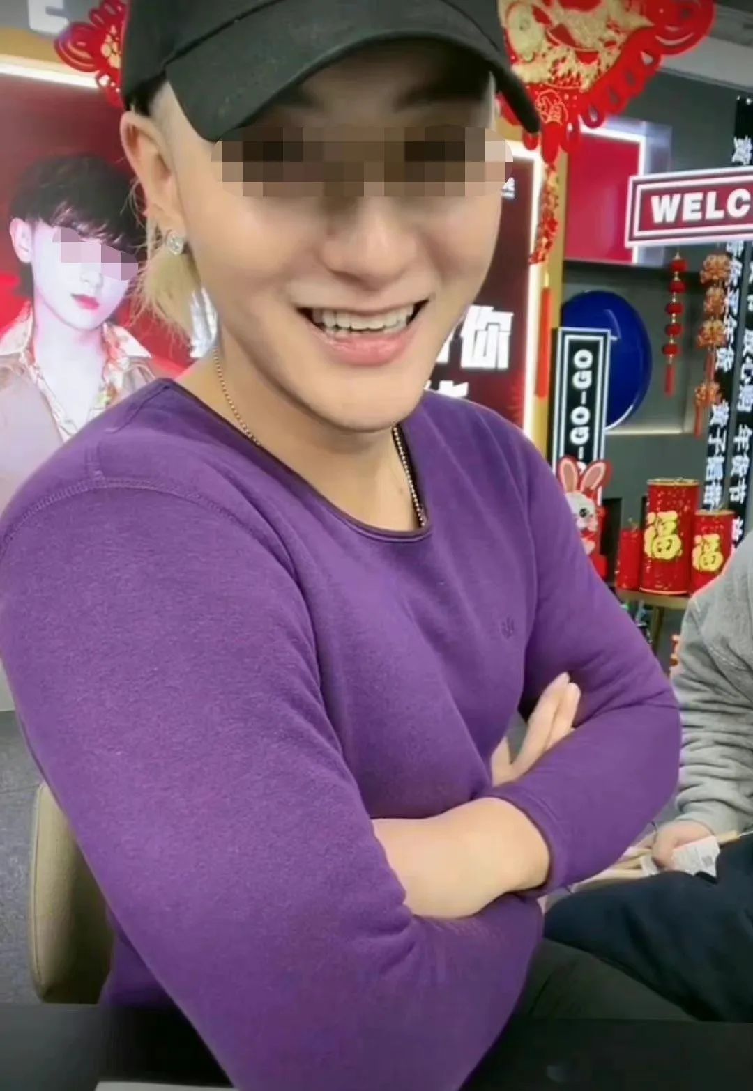 男模特带货女性内衣,擦边球还是无奈之举?
