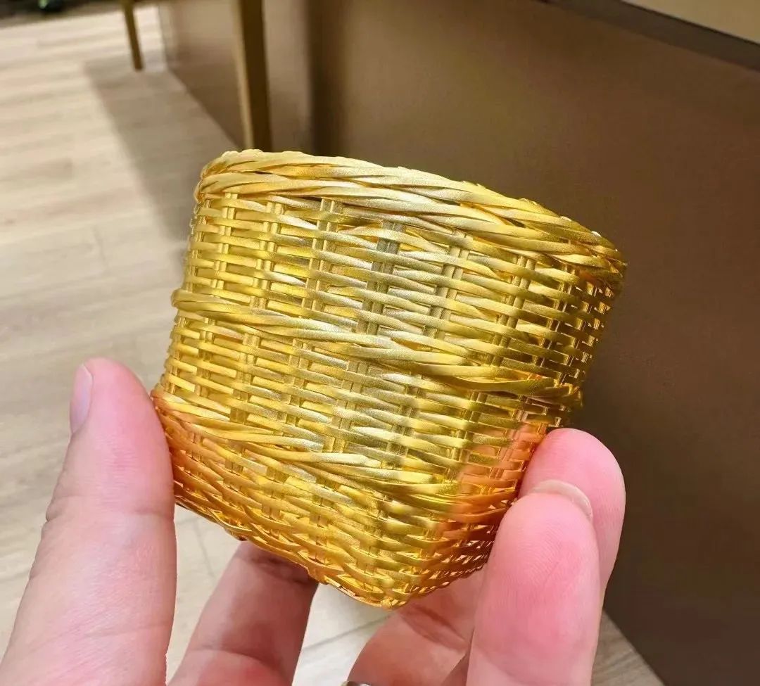 这家“不务正业”的金店,推出“黄金奥特曼”,引90后集体疯抢!网友:黄金做的光!谁还能说我幼稚!
