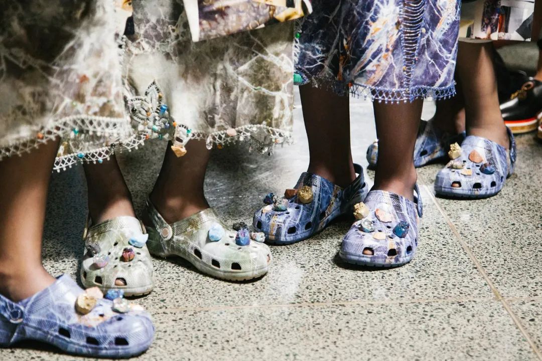 王俊凯+Crocs?这是什么赛博多巴胺?!