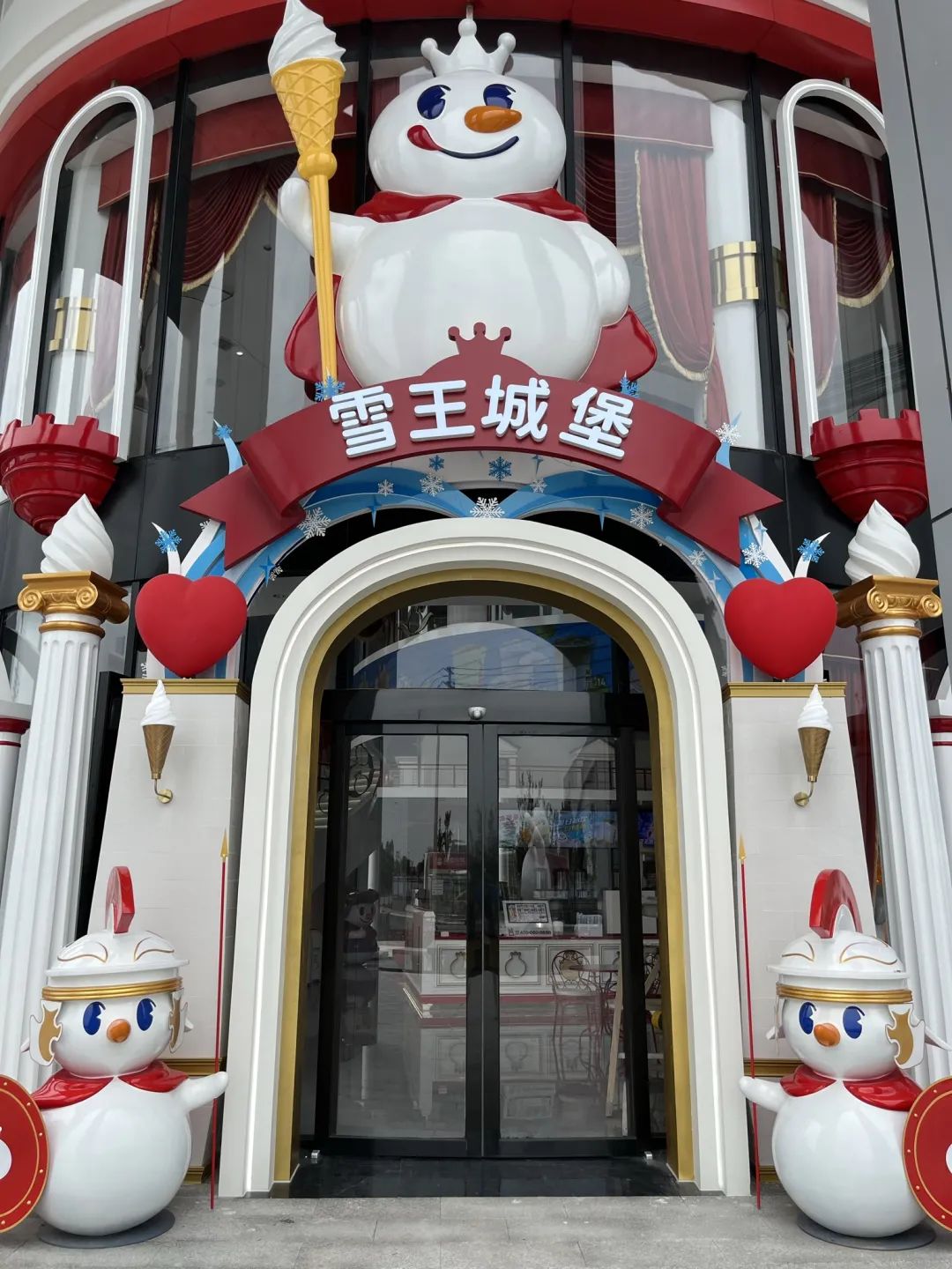 又土又嗨!蜜雪冰城造了“雪王城堡”,还没建成,就被疯狂打卡!网友:更符合中国人体质的迪士尼!