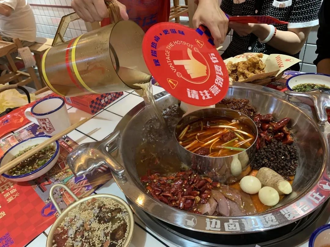 京圈第一名媛摆地摊,比“爱马仕装大葱”还炸裂!