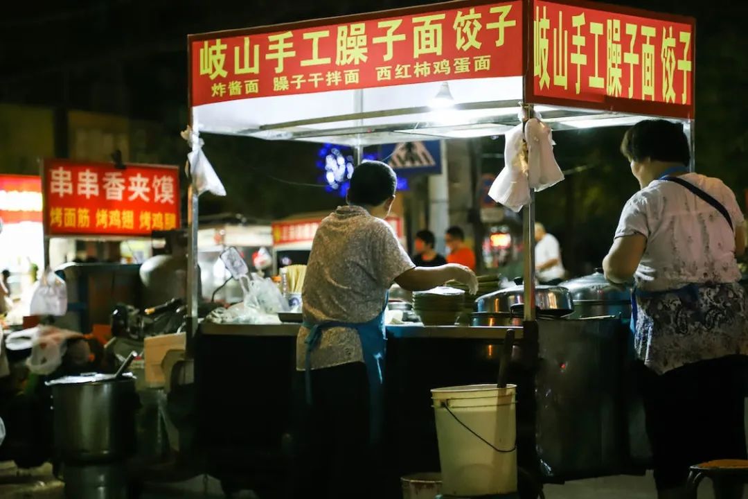 百万人打卡烟火气,直播+摆摊会是一门新生意吗?