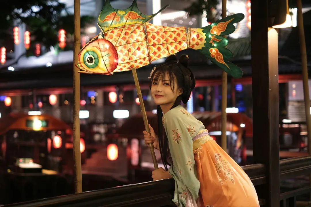 一条打铁花视频涨粉超200万,全网播放2亿次,“下一个李子柒”横空出世?