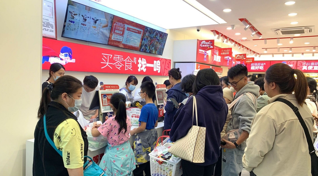 县城里的零食店和星巴克以及“普通“出境中国游客|春节消费观察