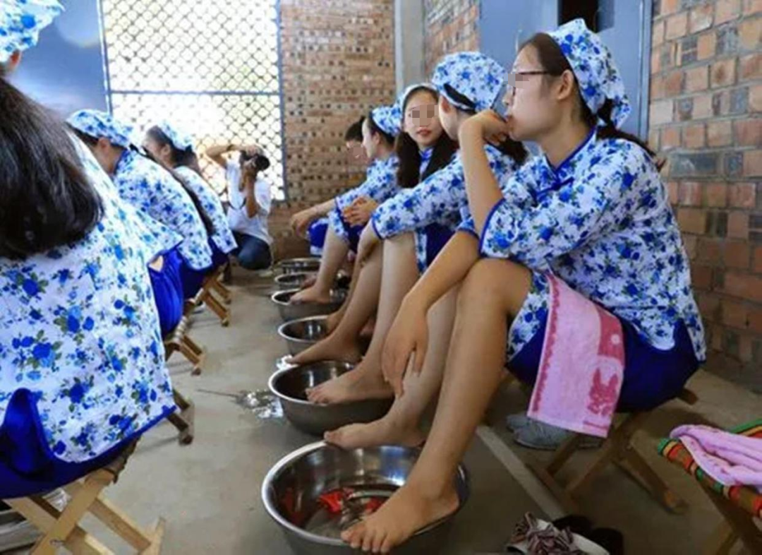 茅台&ldquo;少女洗脚照&rdquo;曝光被夸，康师傅蚌埠住了