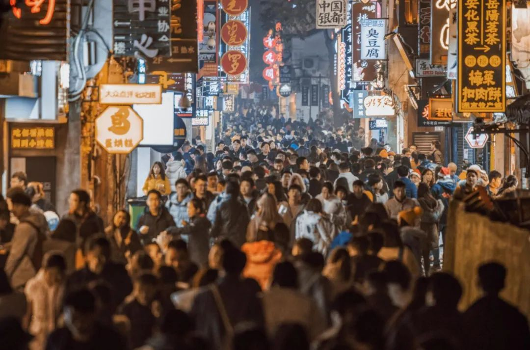 &ldquo;卷王&rdquo;海底捞，摆摊搞夜市！