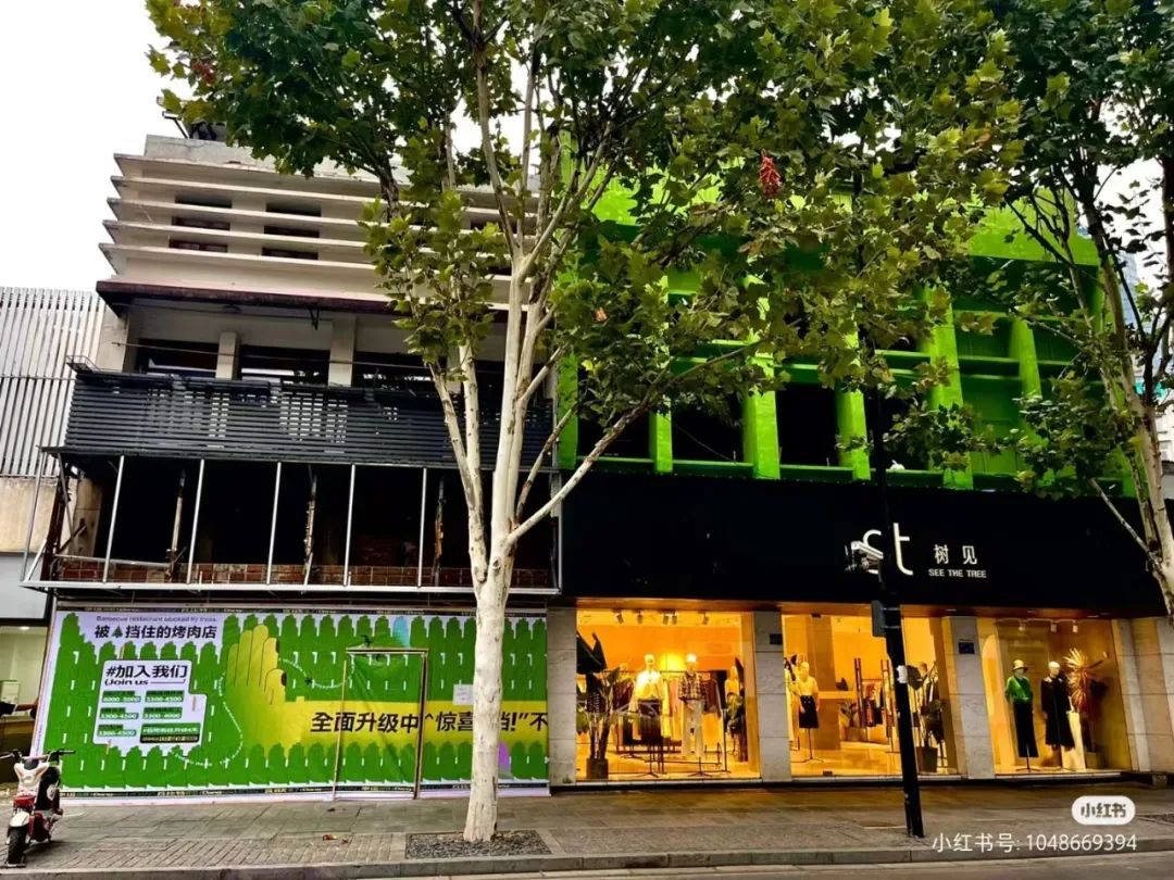 被树挡住的烤肉店,后续来了!老板怒开第二家店,还是被树挡住?网友:你是懂设计的…