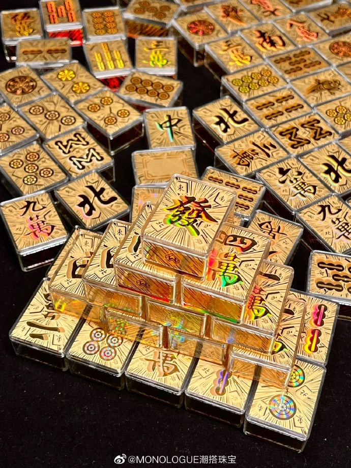 这家“不务正业”的金店,推出“黄金奥特曼”,引90后集体疯抢!网友:黄金做的光!谁还能说我幼稚!