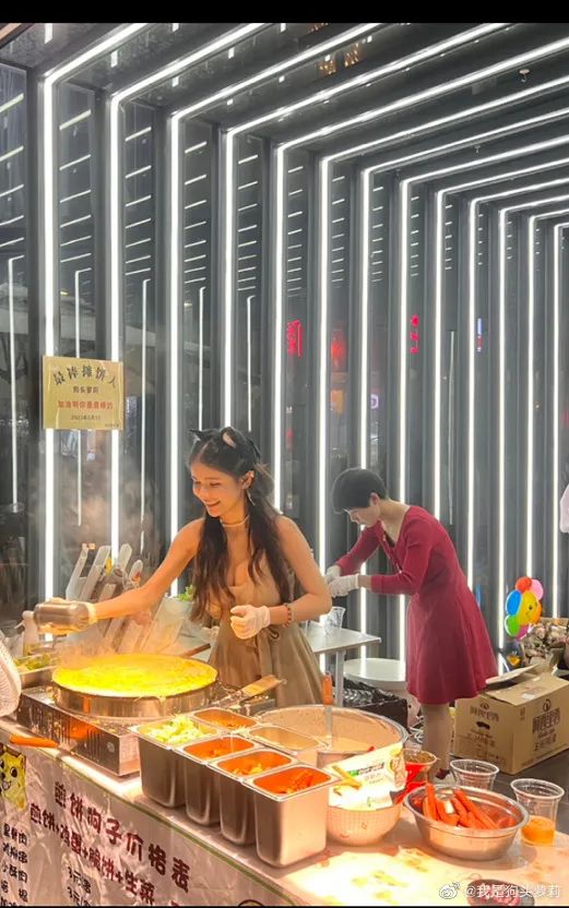 她被生父性侵多年,曾沦为大尺度百万网红,如今靠摊煎饼重生