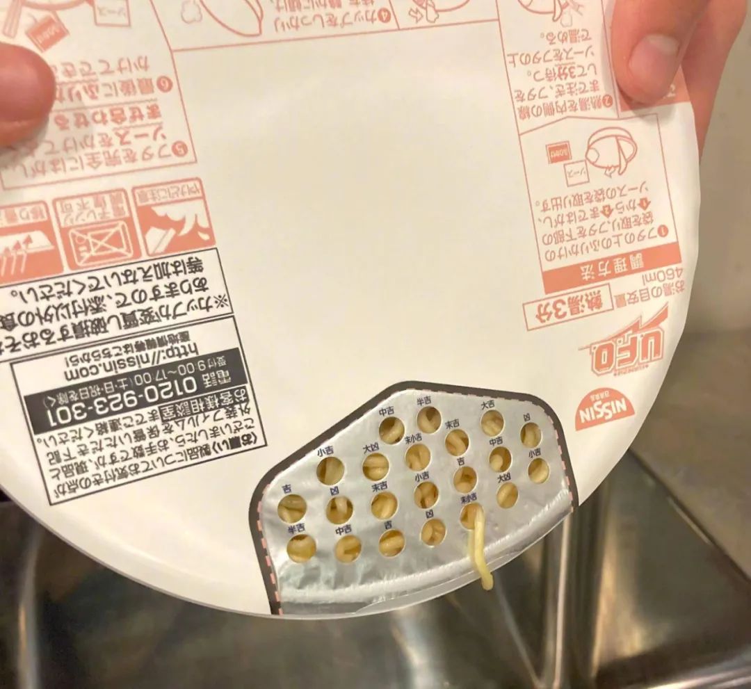 拿捏情绪内耗的年轻人,品牌玩玄学有多野?