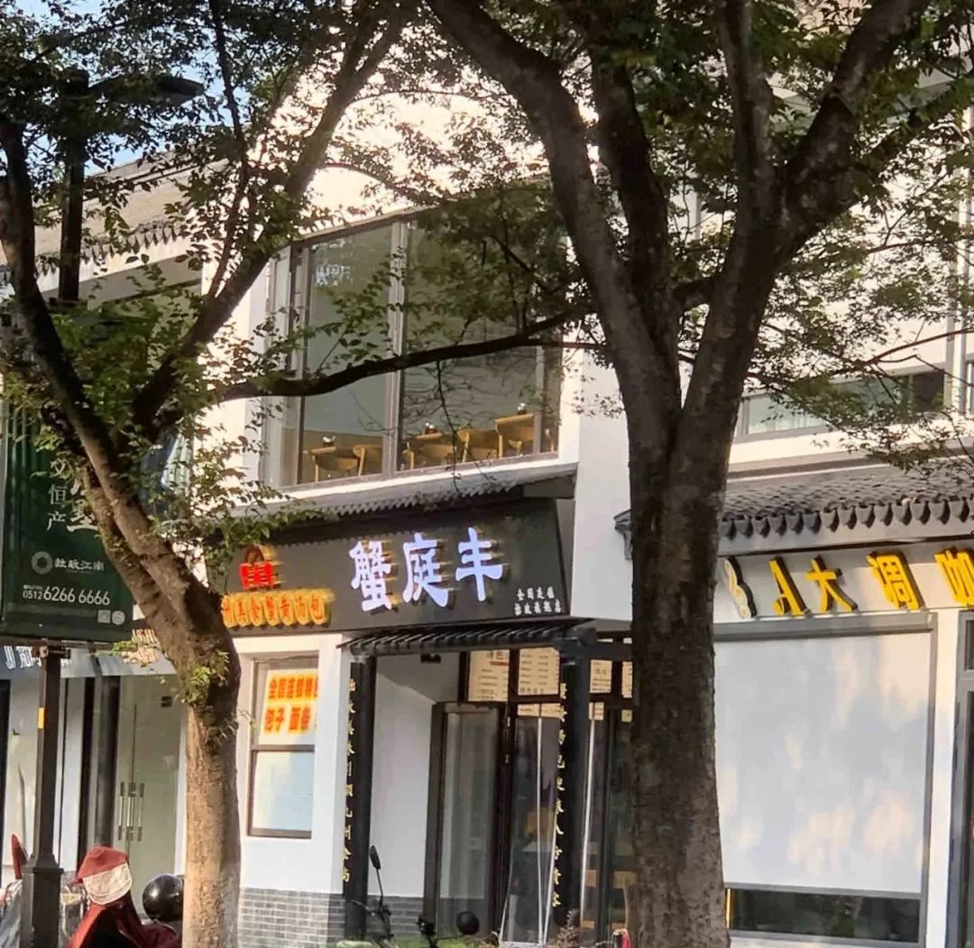 品牌“擦边”平替爆火,爱马仕看傻眼......