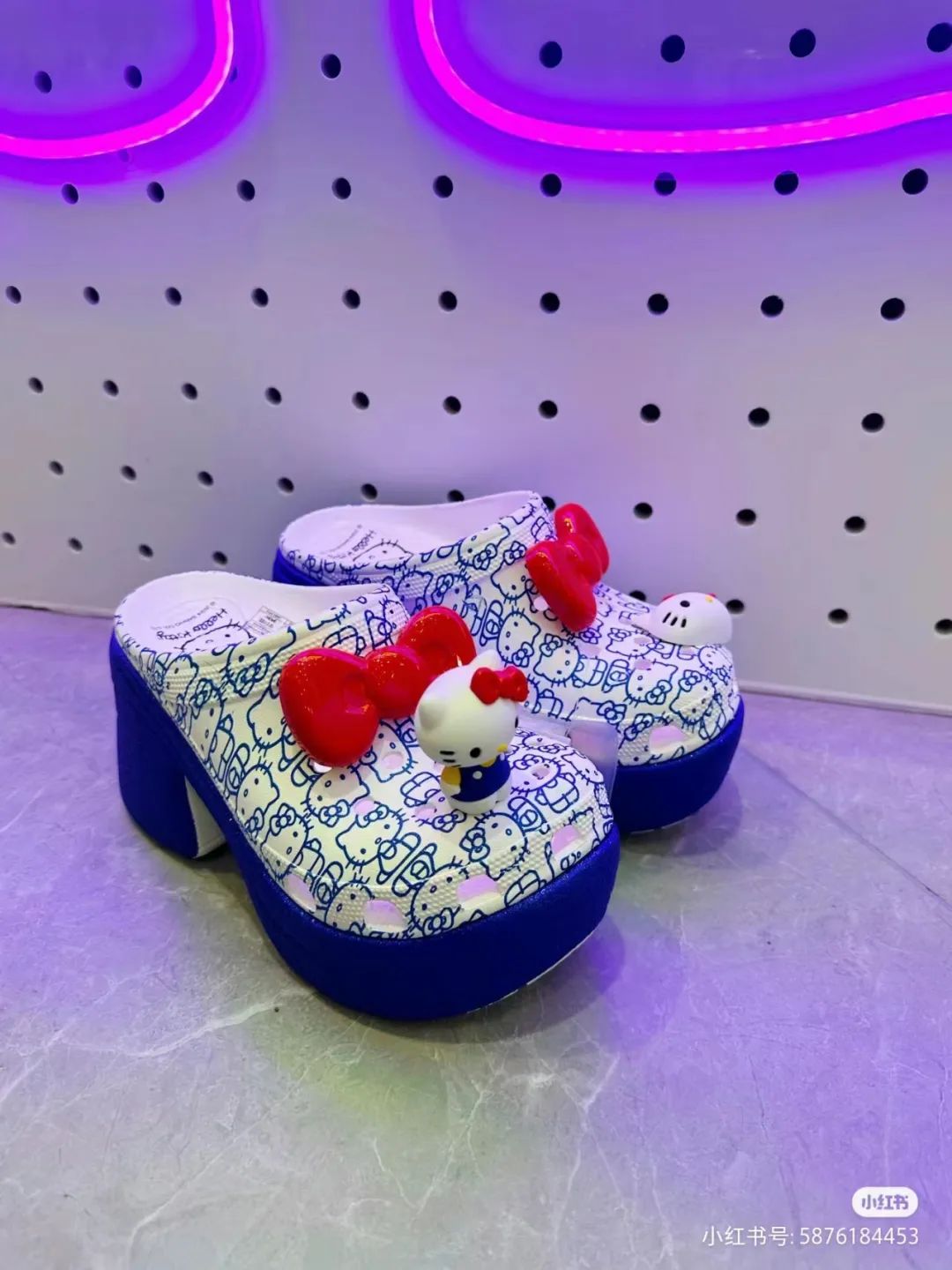“史上最丑鞋”的新联名,随机吓哭一个HelloKitty控!